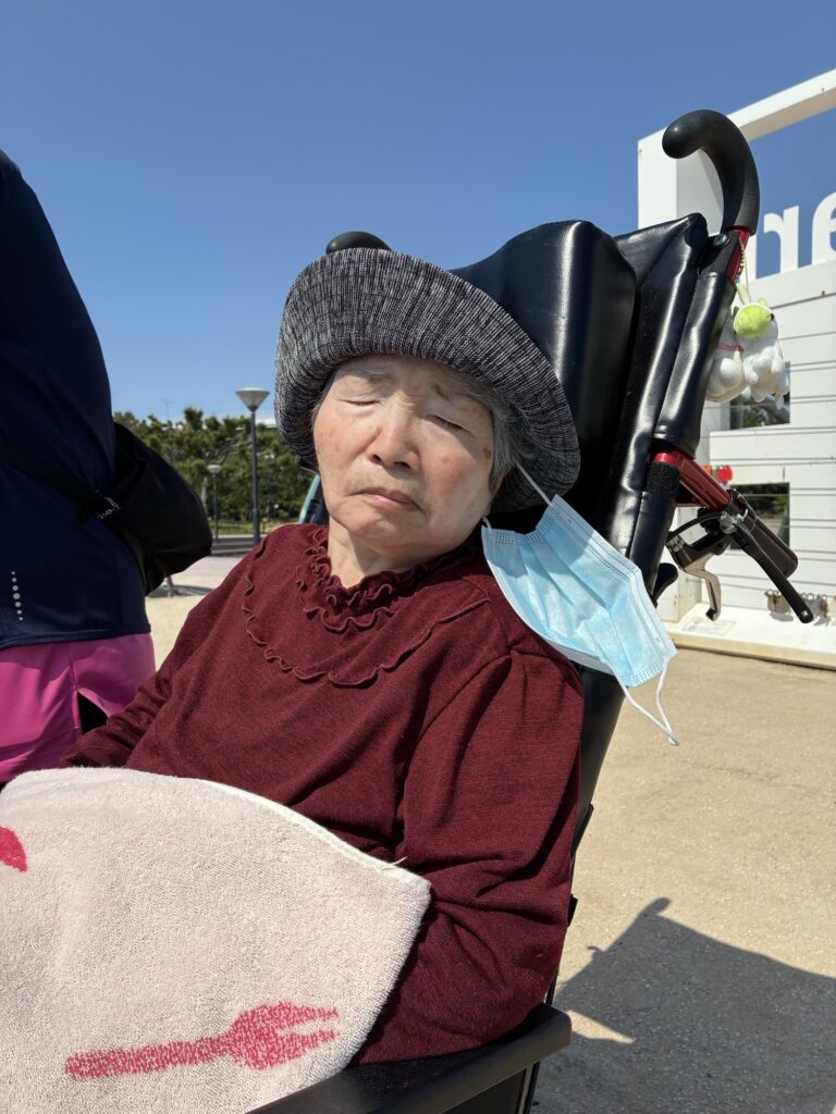 老人ホームの外出レク　介護施設　りんくう公園　大阪　カルム泉佐野　202605-5