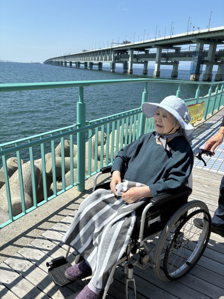 老人ホームの外出レク　介護施設　りんくう公園　大阪　カルム泉佐野　202605-2