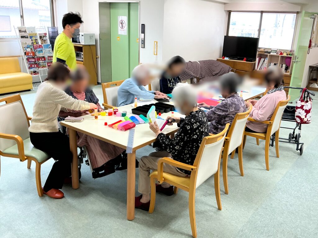 作業療法で鯉のぼり 介護施設 老人ホーム カルム泉佐野 大阪 202605-2