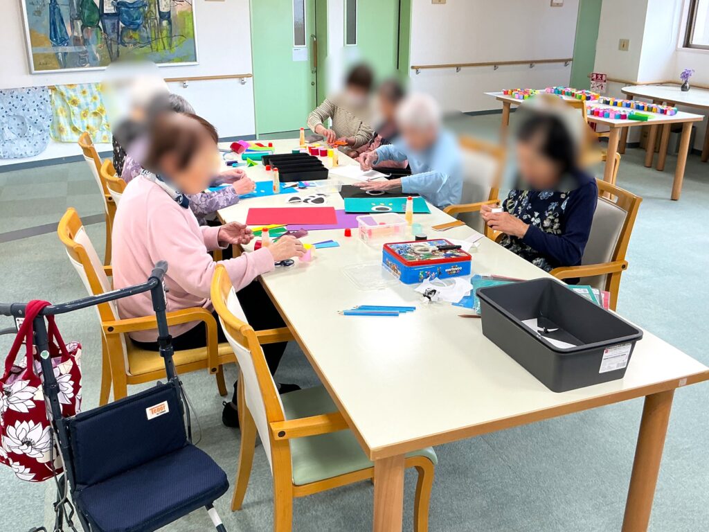 作業療法で鯉のぼり 介護施設 老人ホーム カルム泉佐野 大阪 202605-1