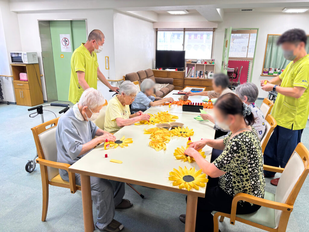夏の作業療法　ひまわり　壁面　大阪　老人ホーム　介護施設　カルム泉佐野　202607-1