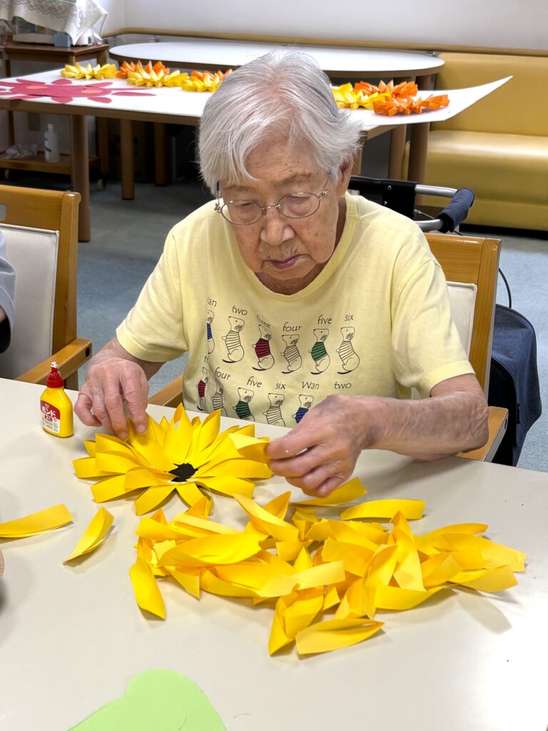 夏の作業療法　ひまわり　壁面　大阪　老人ホーム　介護施設　カルム泉佐野　202607-2