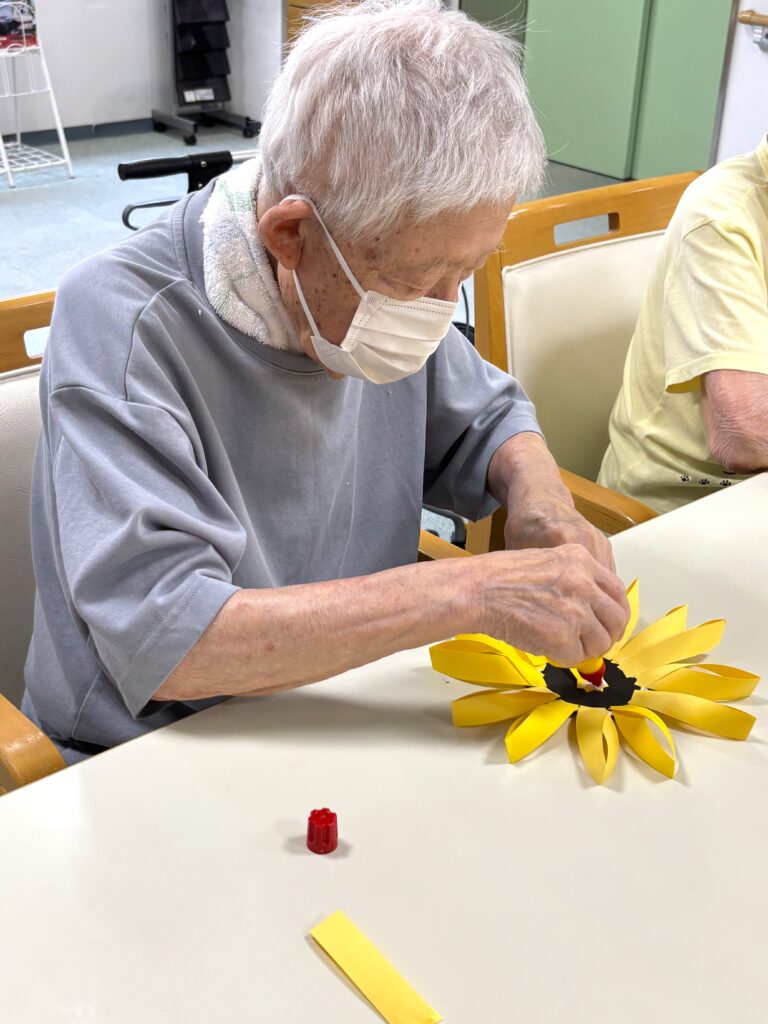 夏の作業療法　ひまわり　壁面　大阪　老人ホーム　介護施設　カルム泉佐野　202607-3