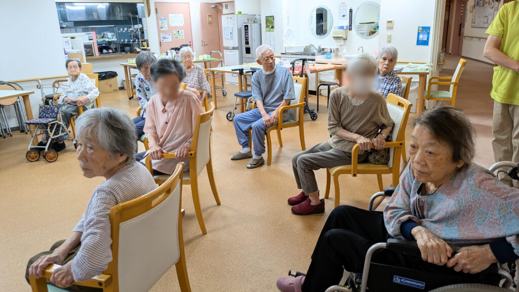 介護施設で椅子を使った簡単健康　大阪　老人ホーム　カルム泉佐野　202608-3