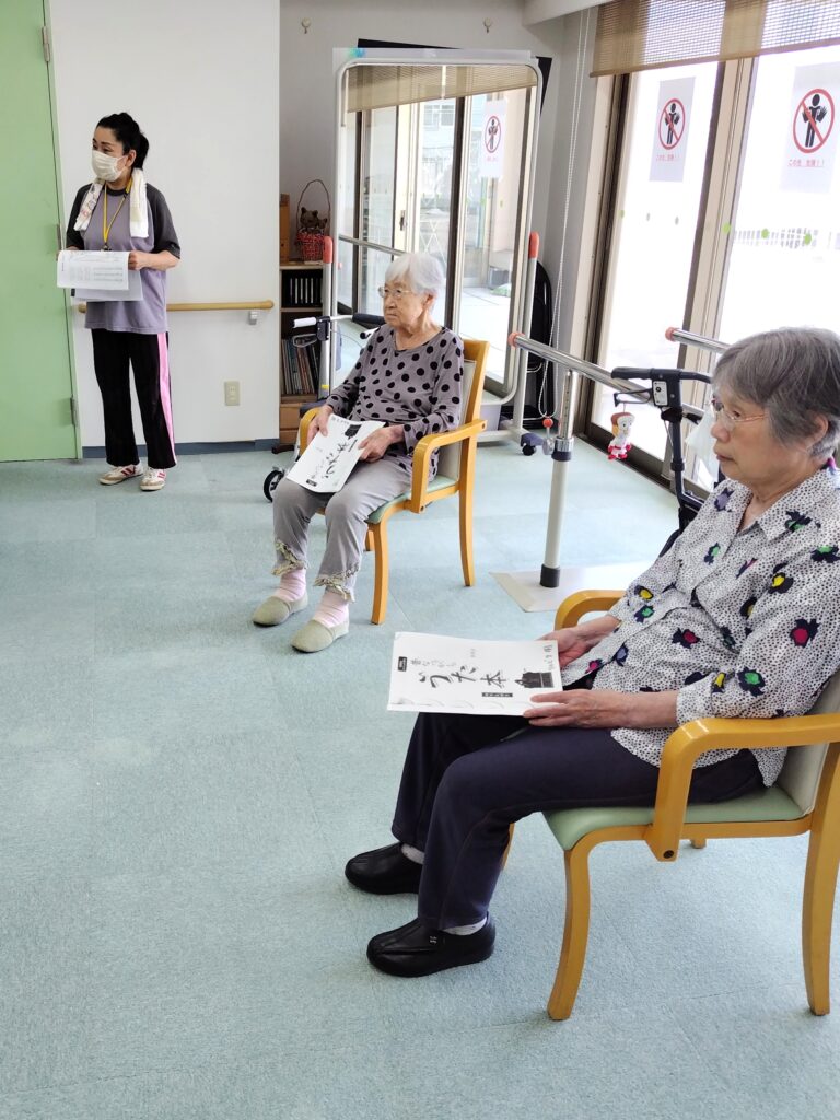 介護施設　座ったままできる体操　老人ホーム　大阪　カルム泉佐野　202608-3