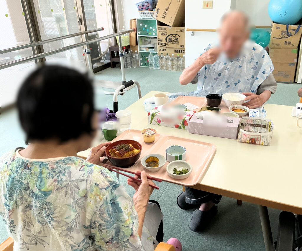 土用の丑の日特製うなぎ丼　夏バテ解消　大阪　老人ホーム　カルム泉佐野　202608-5