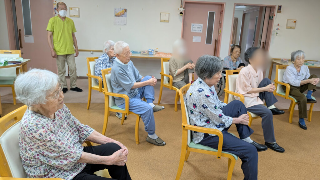 介護施設で椅子を使った簡単健康　大阪　老人ホーム　カルム泉佐野　202608-2