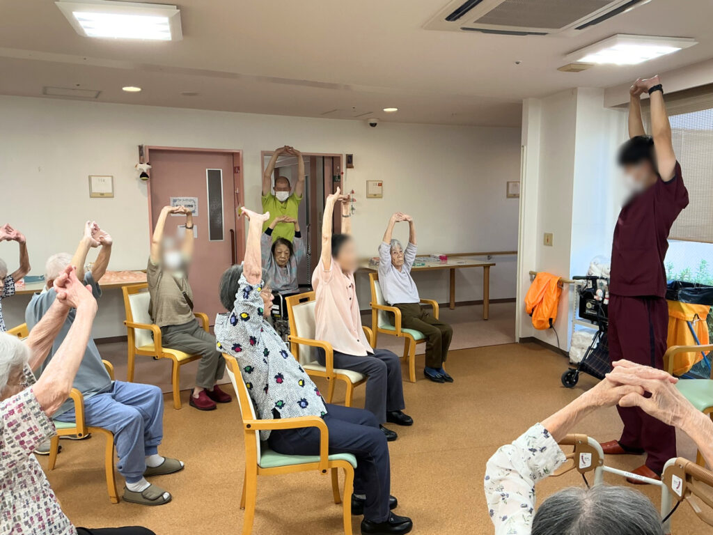 介護施設で椅子を使った簡単健康　大阪　老人ホーム　カルム泉佐野　202608-1