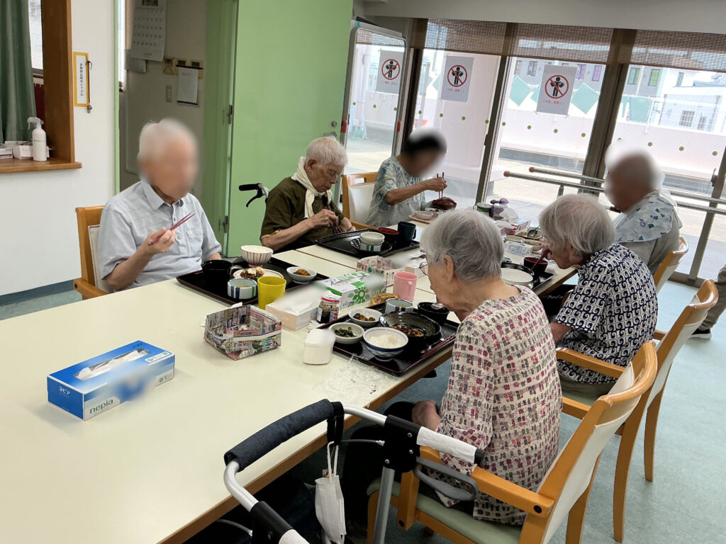 土用の丑の日特製うなぎ丼　夏バテ解消　大阪　老人ホーム　カルム泉佐野　202608-2