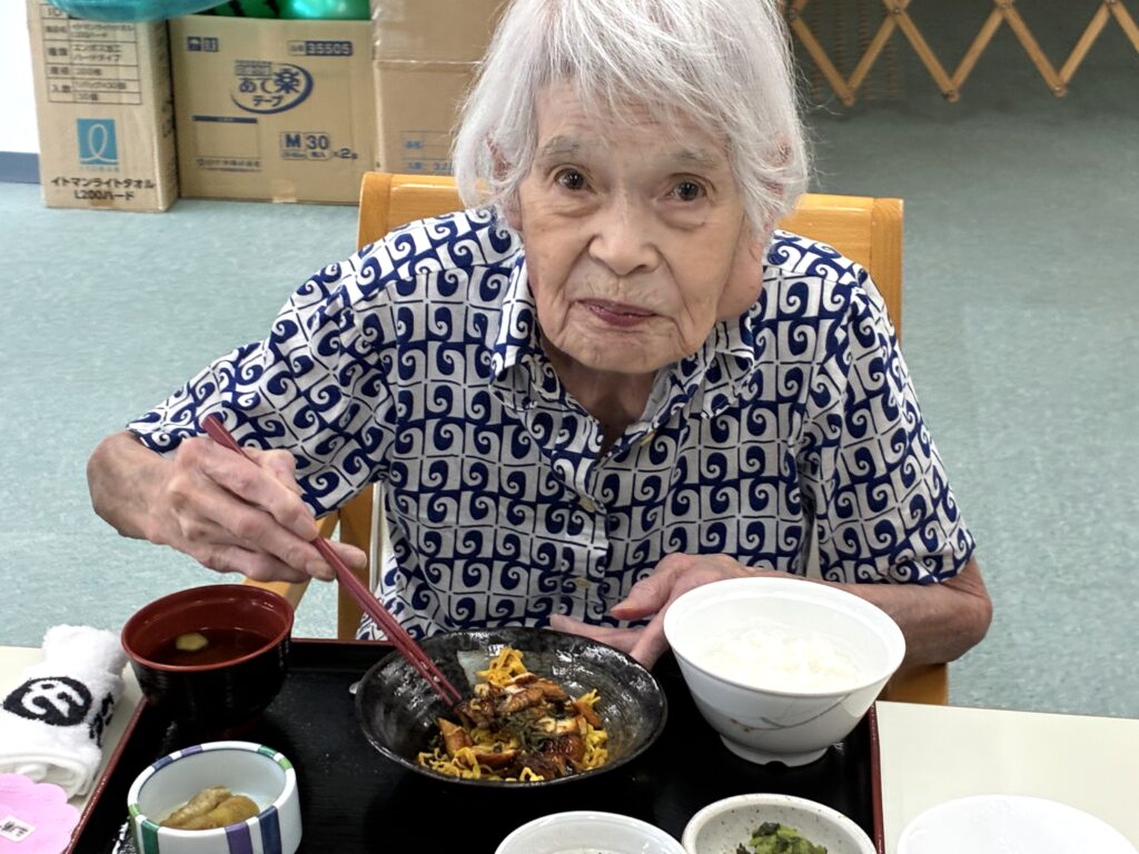 土用の丑の日特製うなぎ丼　夏バテ解消　大阪　老人ホーム　カルム泉佐野　202608-3