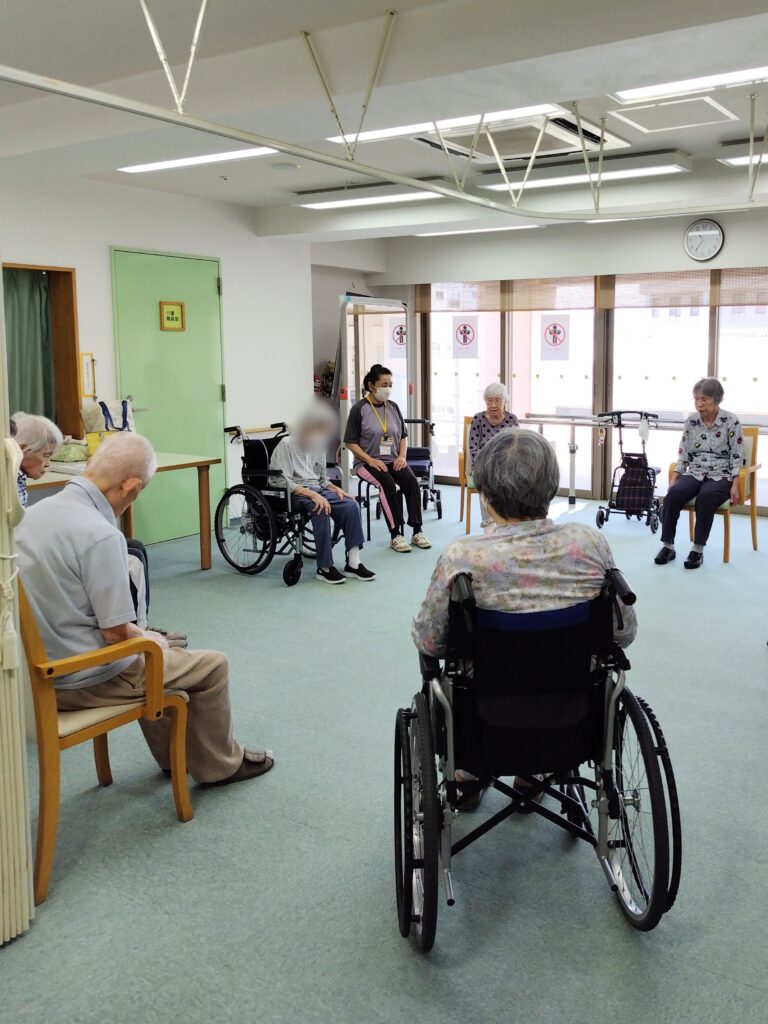 介護施設　座ったままできる体操　老人ホーム　大阪　カルム泉佐野　202608-1