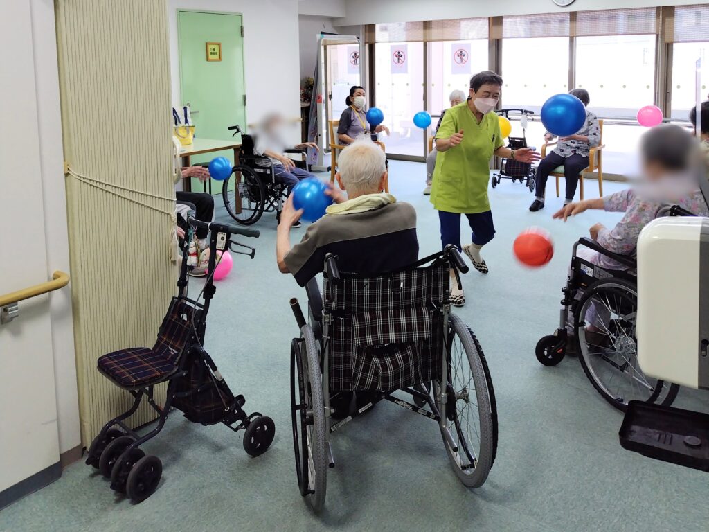 介護施設　座ったままできる体操　老人ホーム　大阪　カルム泉佐野　202608-2