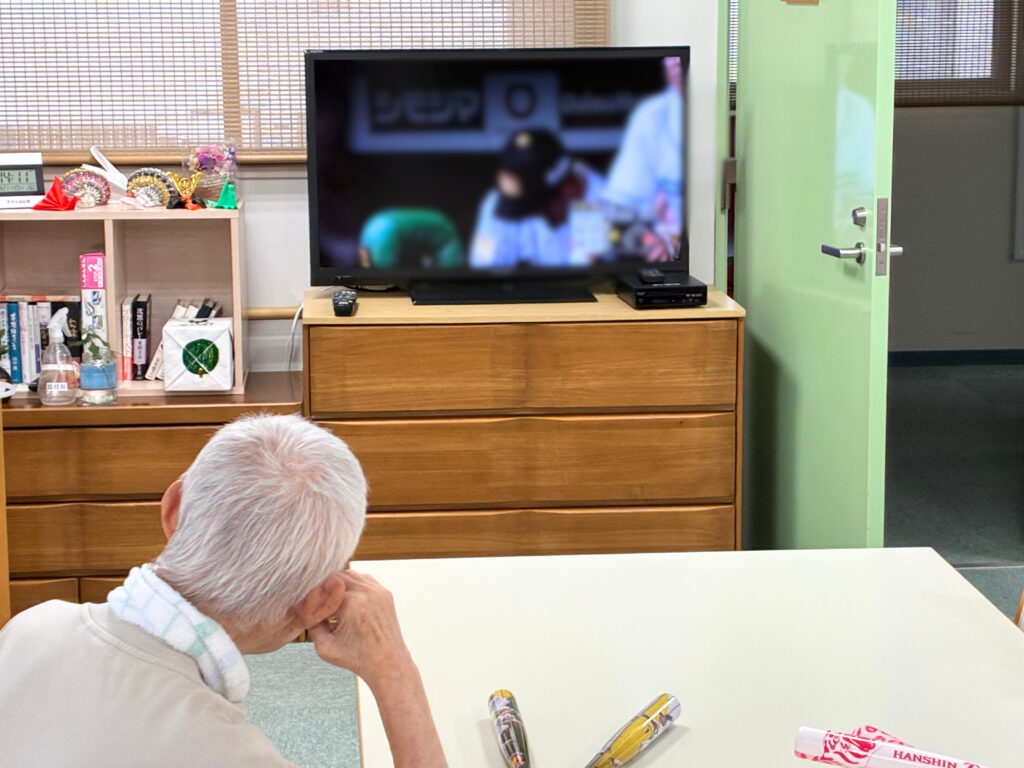 介護施設でプロ野球観戦　タイガース　大阪　老人ホーム　カルム泉佐野　202609-1