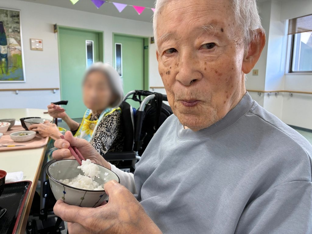 介護施設　秋の味覚　栗ご飯　老人ホーム　大阪　泉佐野　カルム泉佐野　202610-2