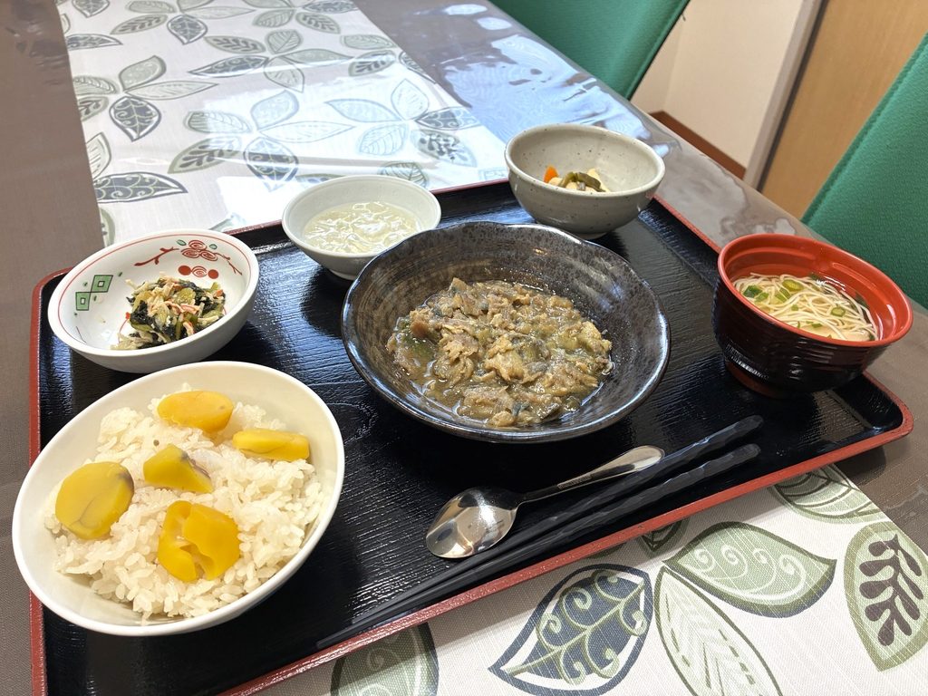 介護施設　秋の味覚　栗ご飯　老人ホーム　大阪　泉佐野　カルム泉佐野　202610-3