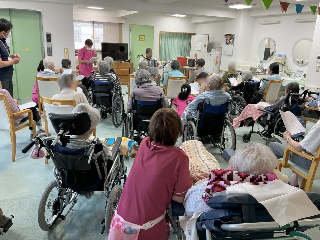 介護施設でアコーディオン演奏会　音楽レク　ボランティア　大阪　泉佐野　カルム泉佐野　202610-4