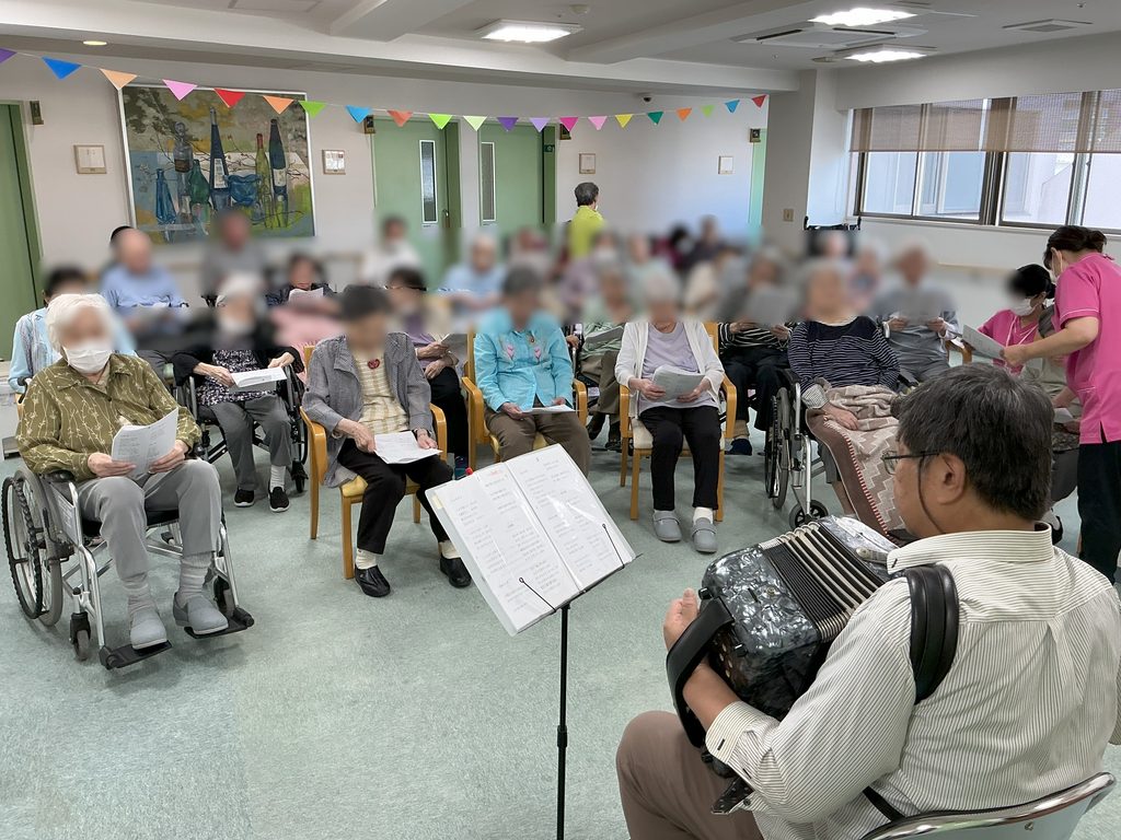 介護施設でアコーディオン演奏会　音楽レク　ボランティア　大阪　泉佐野　カルム泉佐野　202610-1