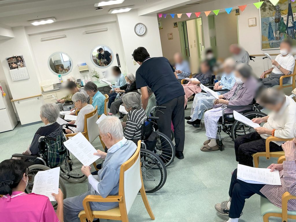 介護施設でアコーディオン演奏会　音楽レク　ボランティア　大阪　泉佐野　カルム泉佐野　202610-3