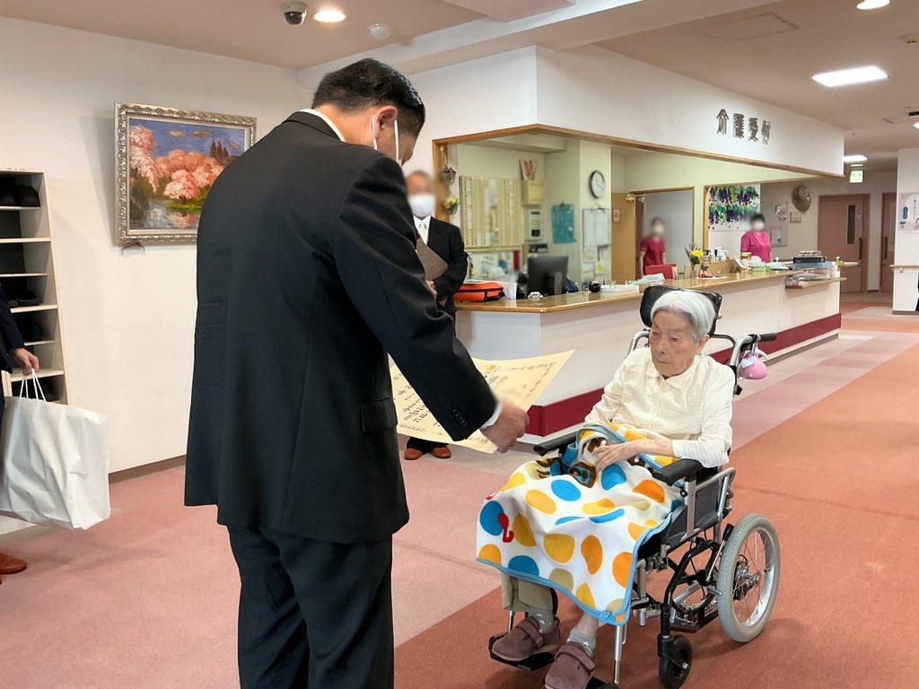 泉佐野市長訪問で白寿を祝福　敬老会　老人ホーム　介護施設　大阪　泉佐野　カルム泉佐野　202610-3