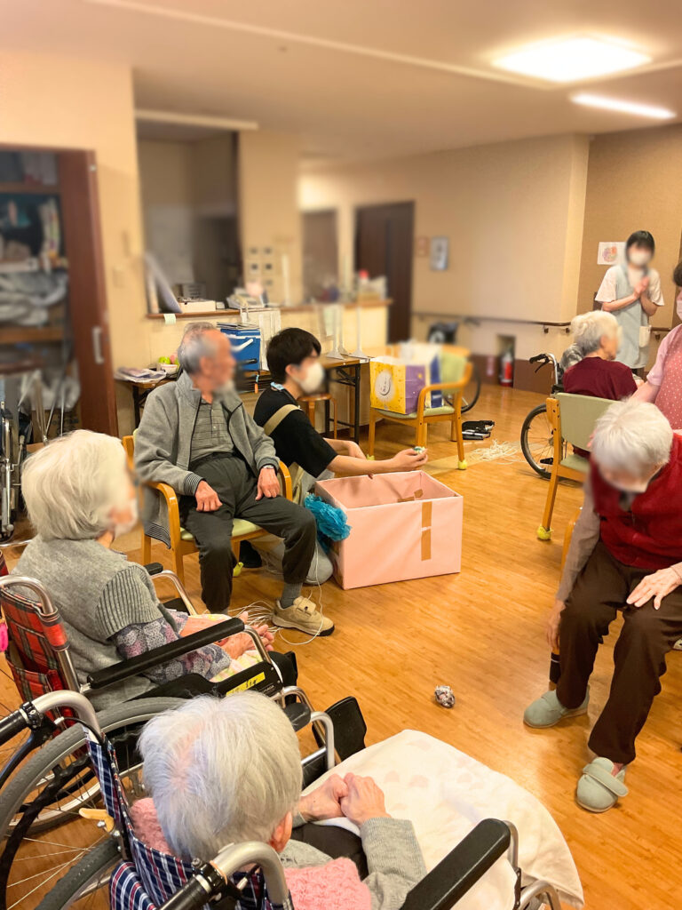 カルム皆生 米子 介護施設 有料老人ホーム 誕生日会 段ボール 玉入れ レクリエーション 202505-3