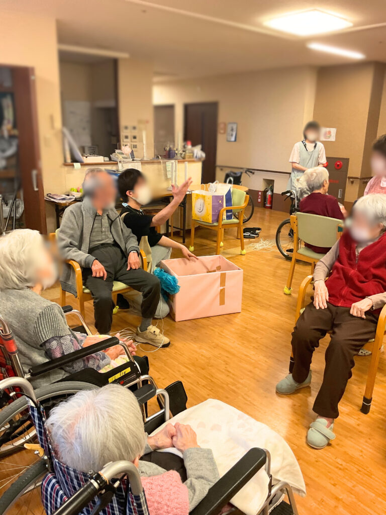 カルム皆生 米子 介護施設 有料老人ホーム 誕生日会 段ボール 玉入れ レクリエーション 202505-4