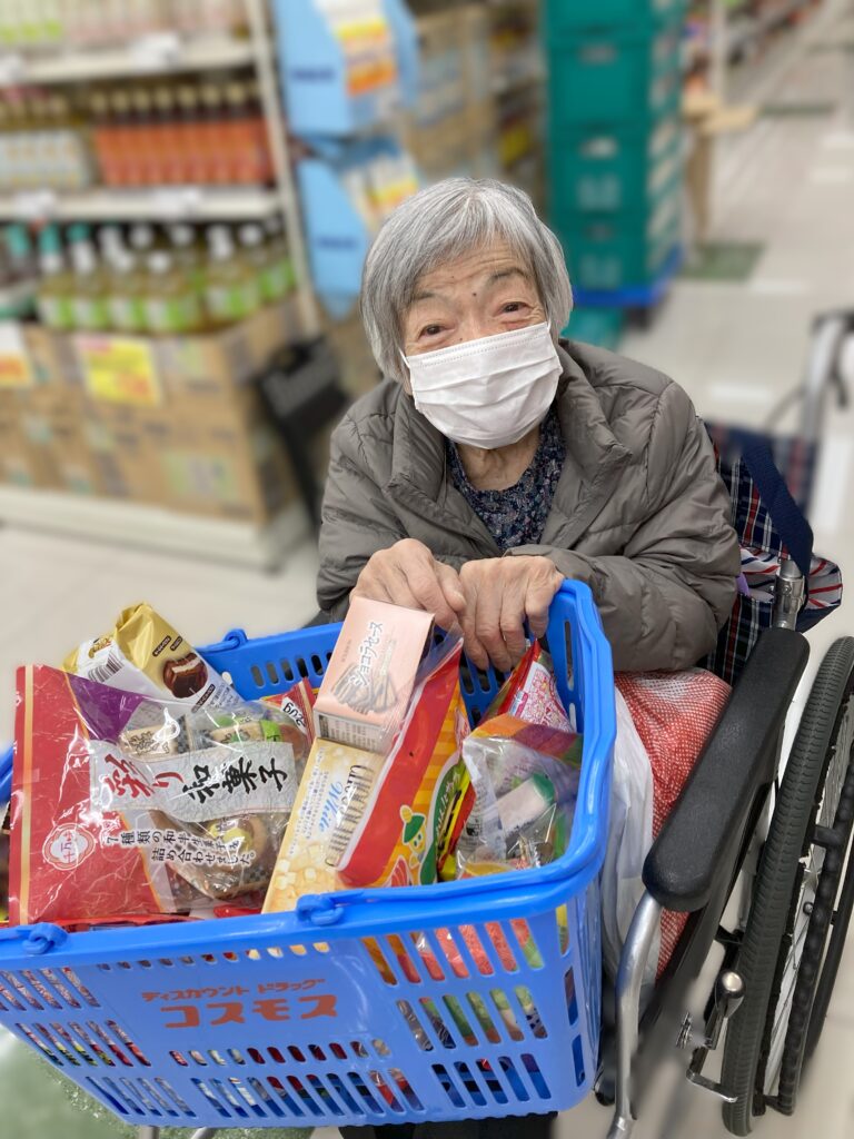 買い物 外出レク 毎月恒例 老人ホーム 介護施設 介護付き有料老人ホーム カルム皆生 米子市 202506-3