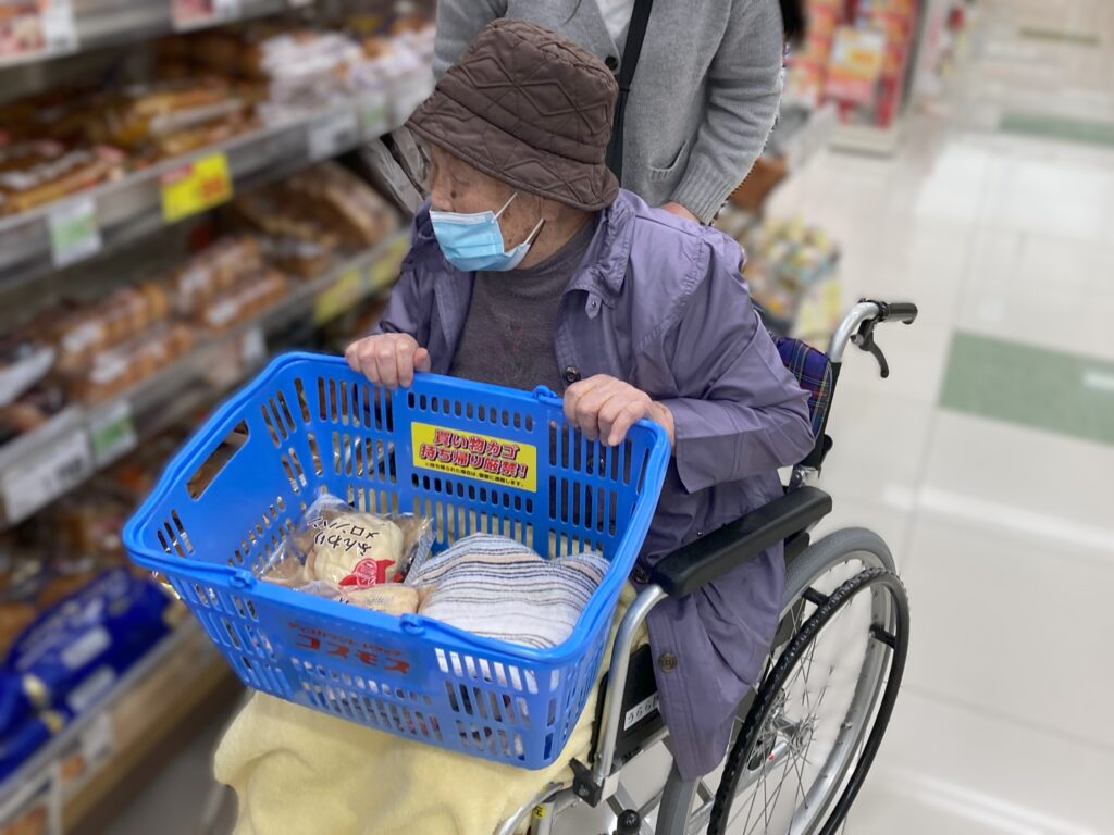 買い物 外出レク 毎月恒例 老人ホーム 介護施設 介護付き有料老人ホーム カルム皆生 米子市 202506-2