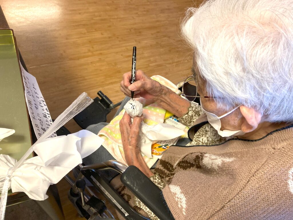 てるてる坊主 梅雨 手作り レク レクリエーション カルム皆生 米子 介護施設 老人ホーム 202506-3