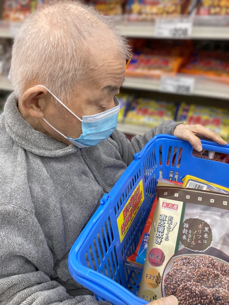 買い物 外出レク 毎月恒例 老人ホーム 介護施設 介護付き有料老人ホーム カルム皆生 米子市 202506-6