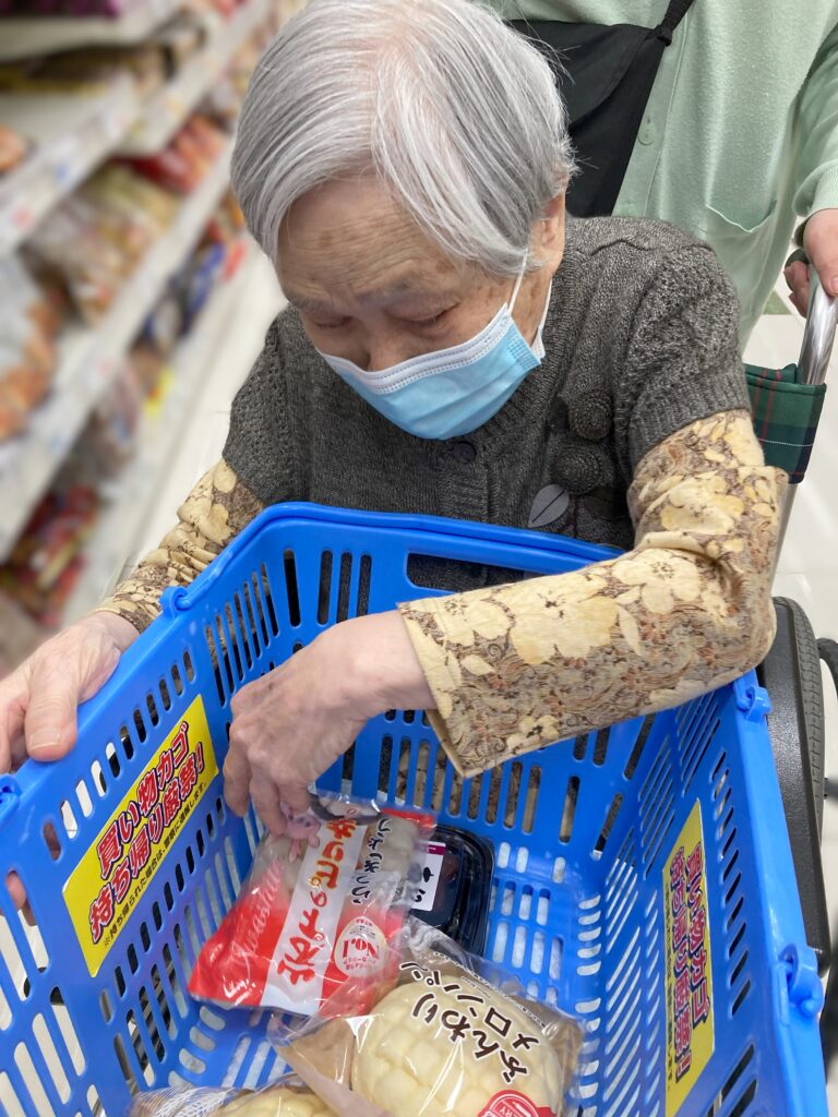 買い物 外出レク 毎月恒例 老人ホーム 介護施設 介護付き有料老人ホーム カルム皆生 米子市 202506-5