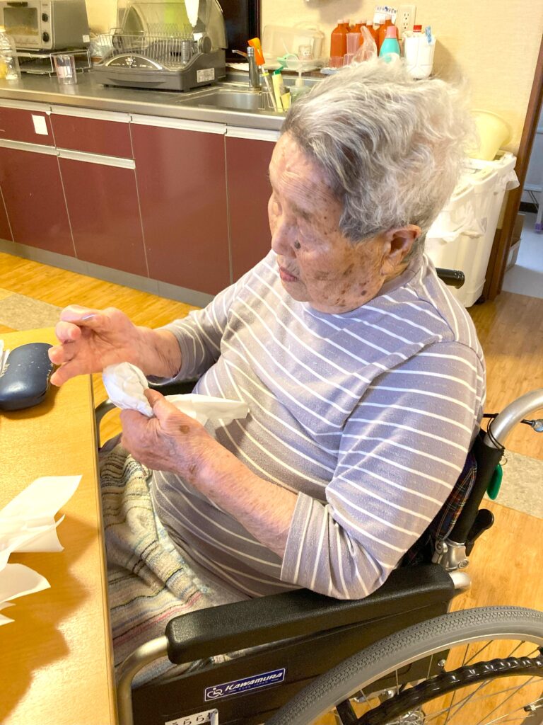 てるてる坊主 梅雨 手作り レク レクリエーション カルム皆生 米子 介護施設 老人ホーム 202506-5