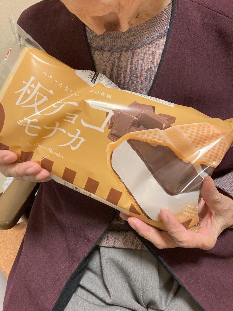 買い物 外出レク 毎月恒例 老人ホーム 介護施設 介護付き有料老人ホーム カルム皆生 米子市 202506-4