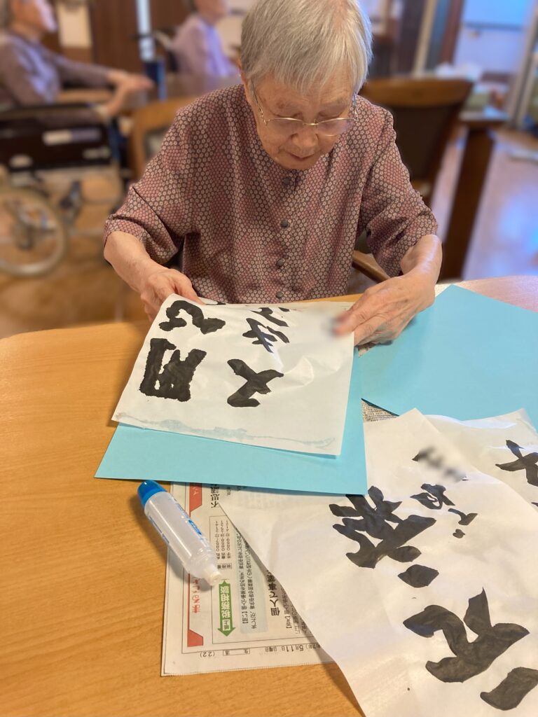 習字 習字レク レク レクリエーション 短冊 カルム皆生 米子市 鳥取 介護付き有料老人ホーム 老人ホーム 介護施設 202508-2