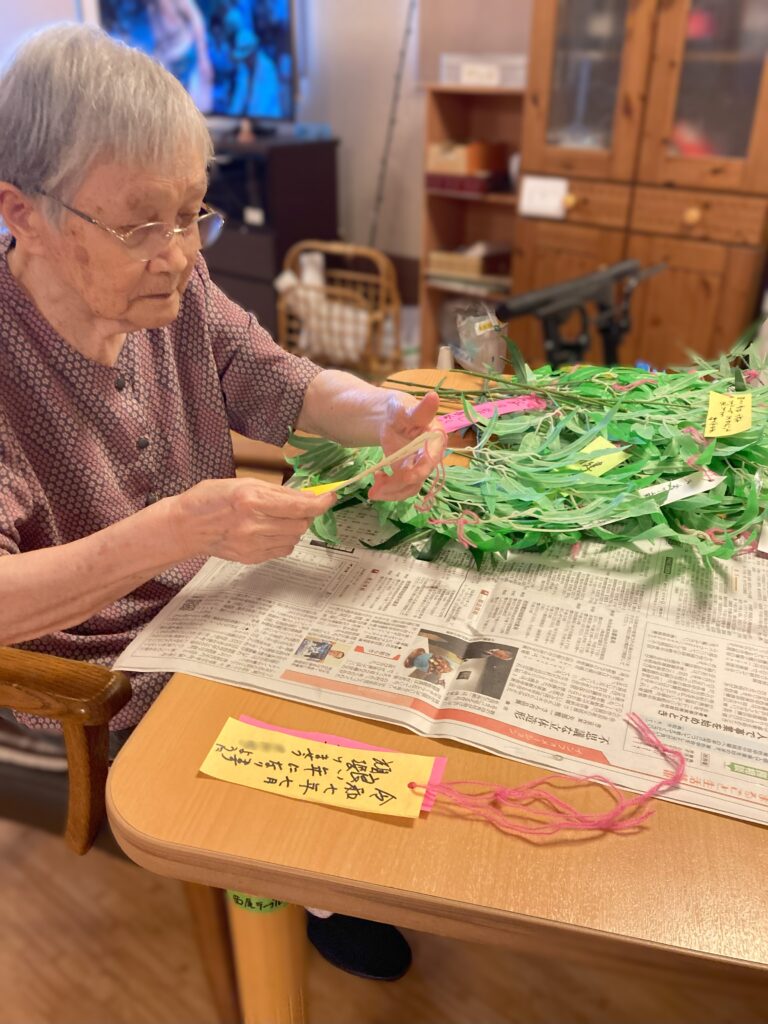 習字 習字レク レク レクリエーション 短冊 カルム皆生 米子市 鳥取 介護付き有料老人ホーム 老人ホーム 介護施設 202508-4