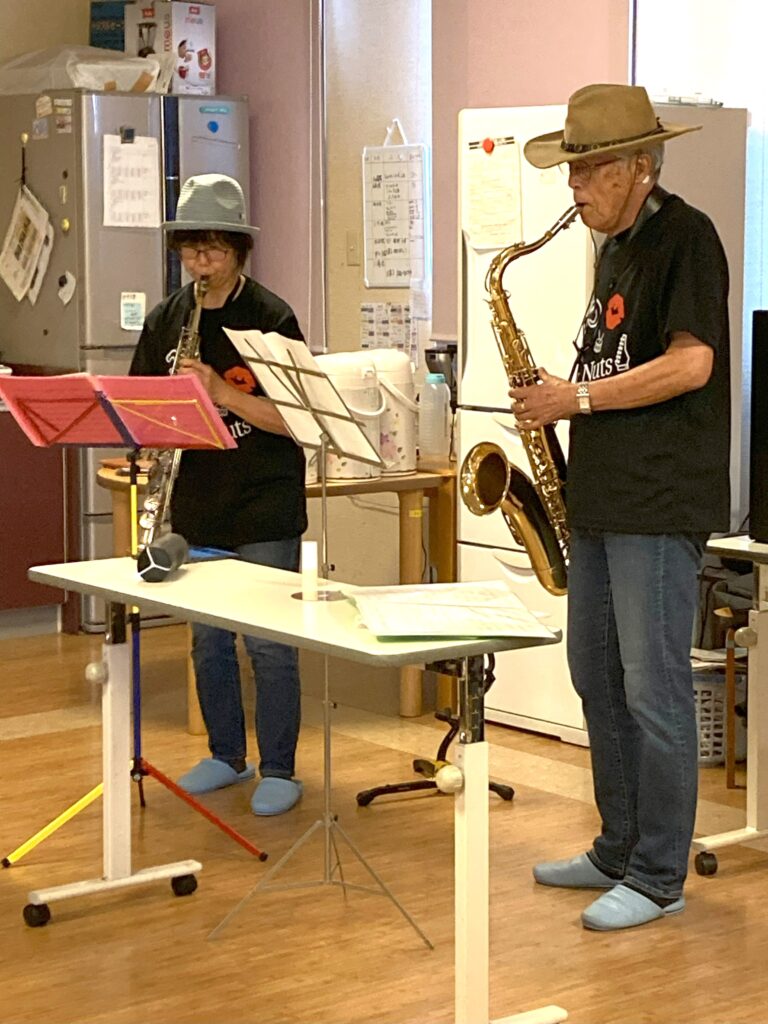 ボランティア　ミニライブ　生演奏　音楽レク　レクリエーション　サックス　ＭＩＸＳ　ＮＡＴＵ　カルム皆生　老人ホーム　202507-3