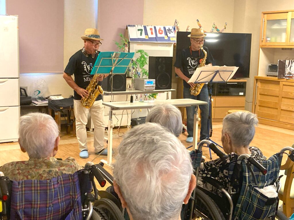 ボランティア　ミニライブ　生演奏　音楽レク　レクリエーション　サックス　ＭＩＸＳ　ＮＡＴＵ　カルム皆生　老人ホーム　202507-4