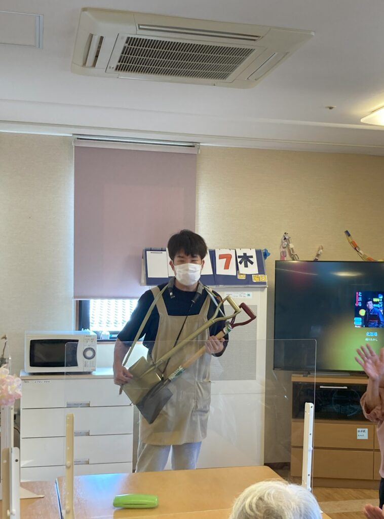 浪花節だよ人生は　音楽レク　三味線　スコップ　介護士　ミニライブ　　カルム皆生　米子市　介護付き有料老人ホーム　老人ホーム　介護施設　202508-1
