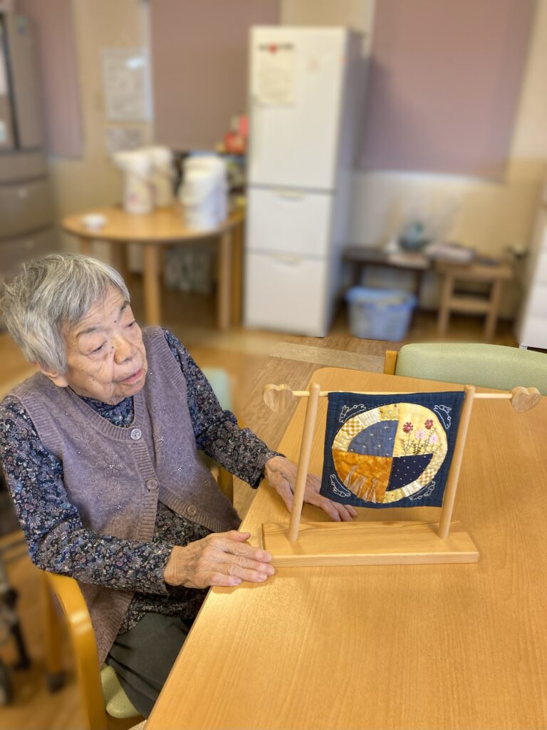 コスモス　すすき　季節の飾り　９月　老人ホーム　米子　カルム皆生　介護付き有料老人ホーム　202509-3