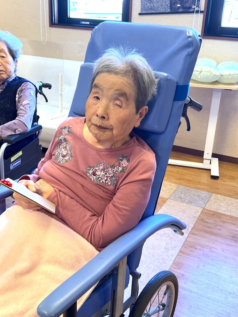 お誕生会　チーム対抗　玉入れゲーム　レク　米子　老人ホーム　カルム皆生　介護付き有料老人ホーム　202509-1