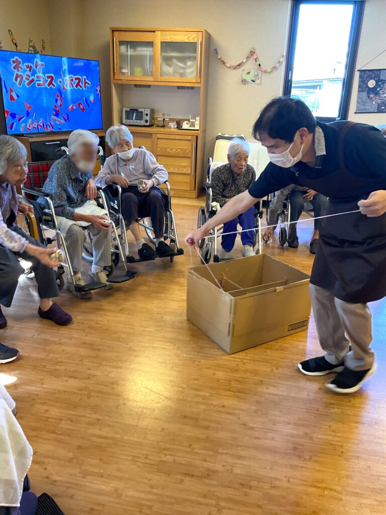 お誕生会　チーム対抗　玉入れゲーム　レク　米子　老人ホーム　カルム皆生　介護付き有料老人ホーム　202509-2