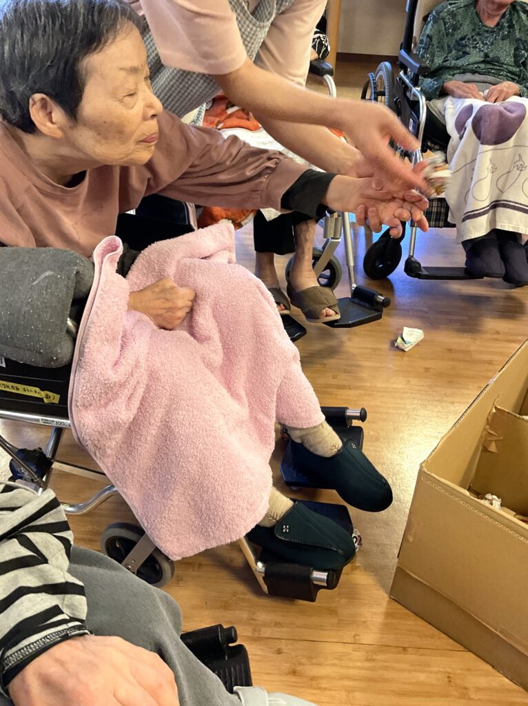 お誕生会　チーム対抗　玉入れゲーム　レク　米子　老人ホーム　カルム皆生　介護付き有料老人ホーム　202509-3