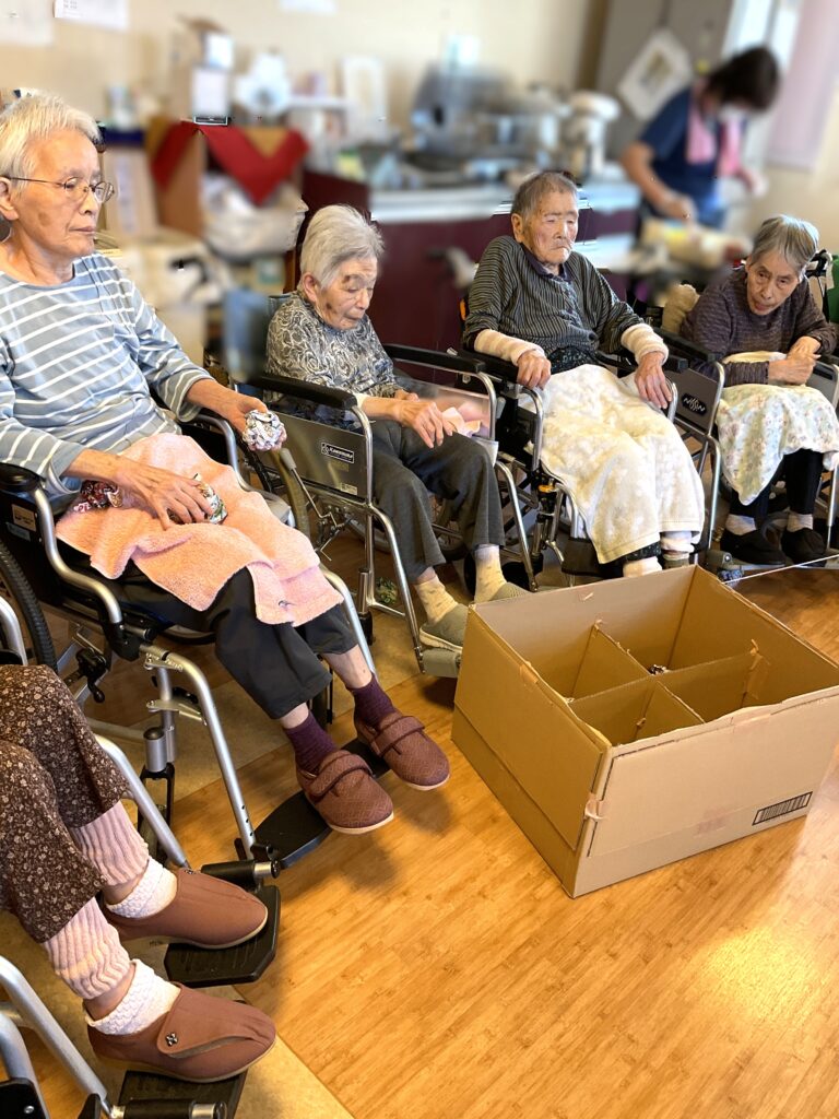 お誕生会　チーム対抗　玉入れゲーム　レク　米子　老人ホーム　カルム皆生　介護付き有料老人ホーム　202509-5