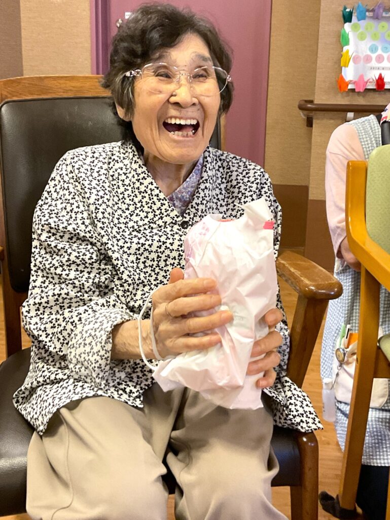 お誕生会　チーム対抗　玉入れゲーム　レク　米子　老人ホーム　カルム皆生　介護付き有料老人ホーム　202509-4