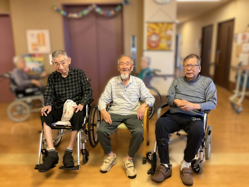 お誕生会　チーム対抗　玉入れゲーム　レク　米子　老人ホーム　カルム皆生　介護付き有料老人ホーム　202509-6