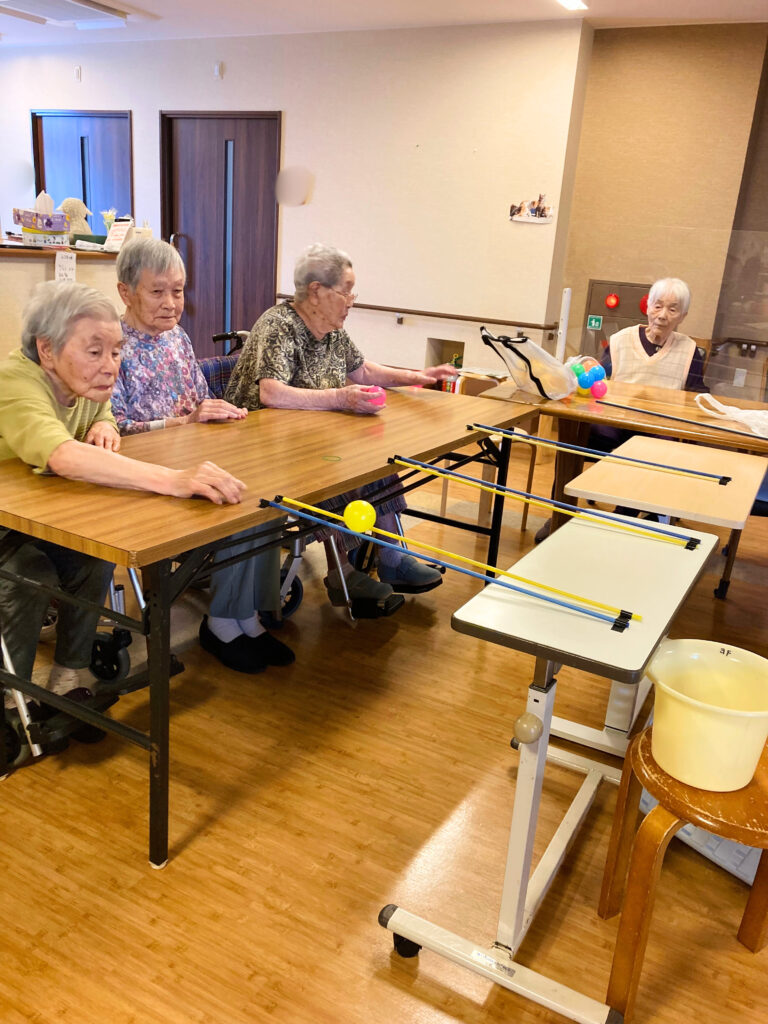 老人ホーム　レクリエーション　ボール綱渡り　米子　カルム皆生　202510-1
