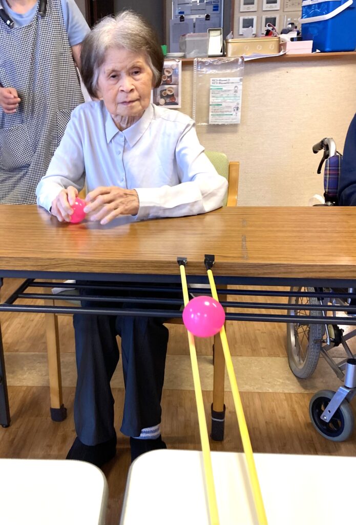 老人ホーム　レクリエーション　ボール綱渡り　米子　カルム皆生　202510-4