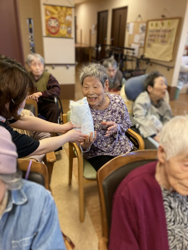 介護施設 老人ホーム 誕生日会 米子 カルム皆生 2202512-3