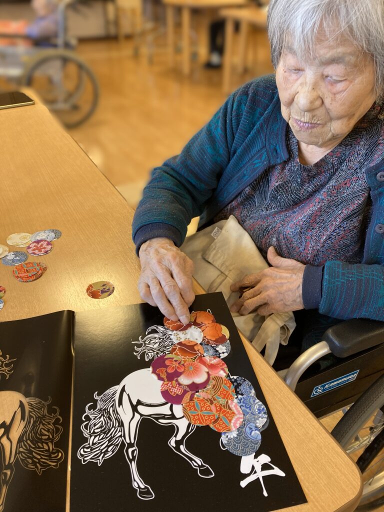老人ホームで貼り絵レクリエーション　米子　介護施設　カルム皆生　202601-3