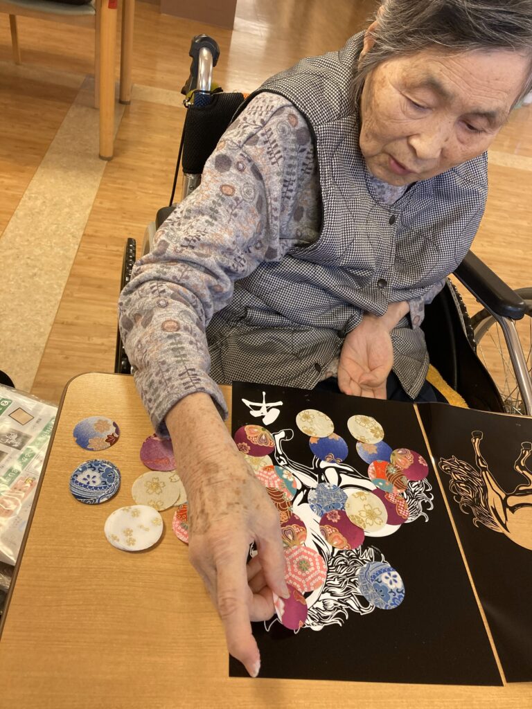 老人ホームで貼り絵レクリエーション　米子　介護施設　カルム皆生　202601-2