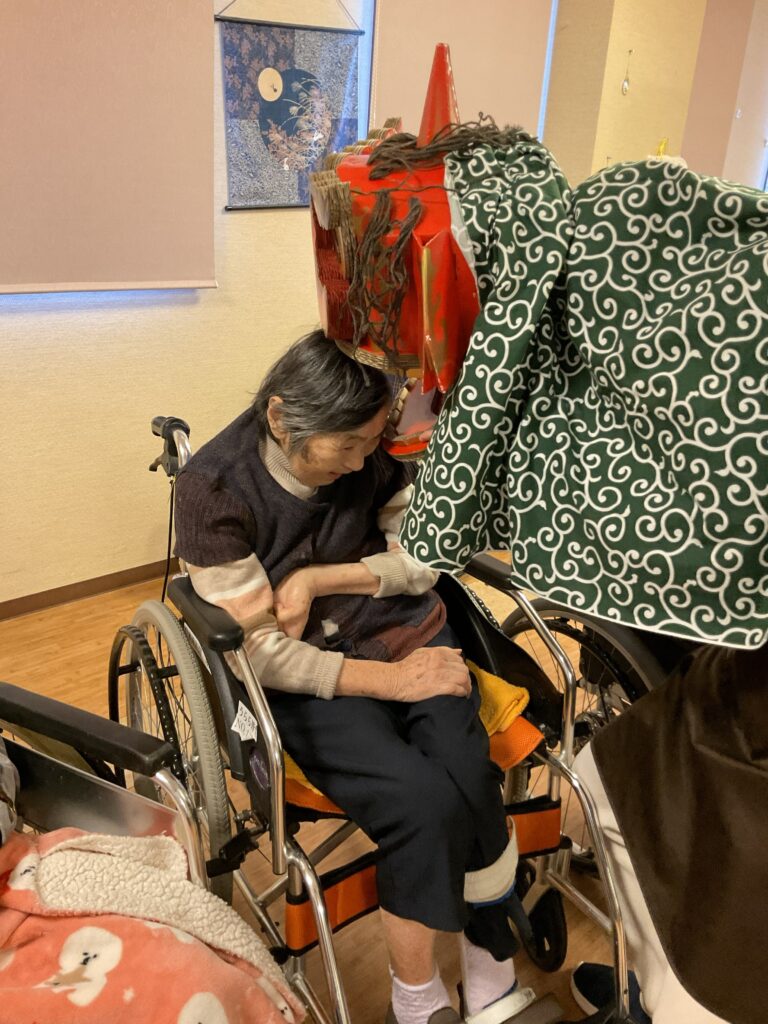 介護施設でおせちと獅子舞　カルム皆生　米子　老人ホーム　202601-5